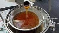Honig fliesst aus der Schleuder