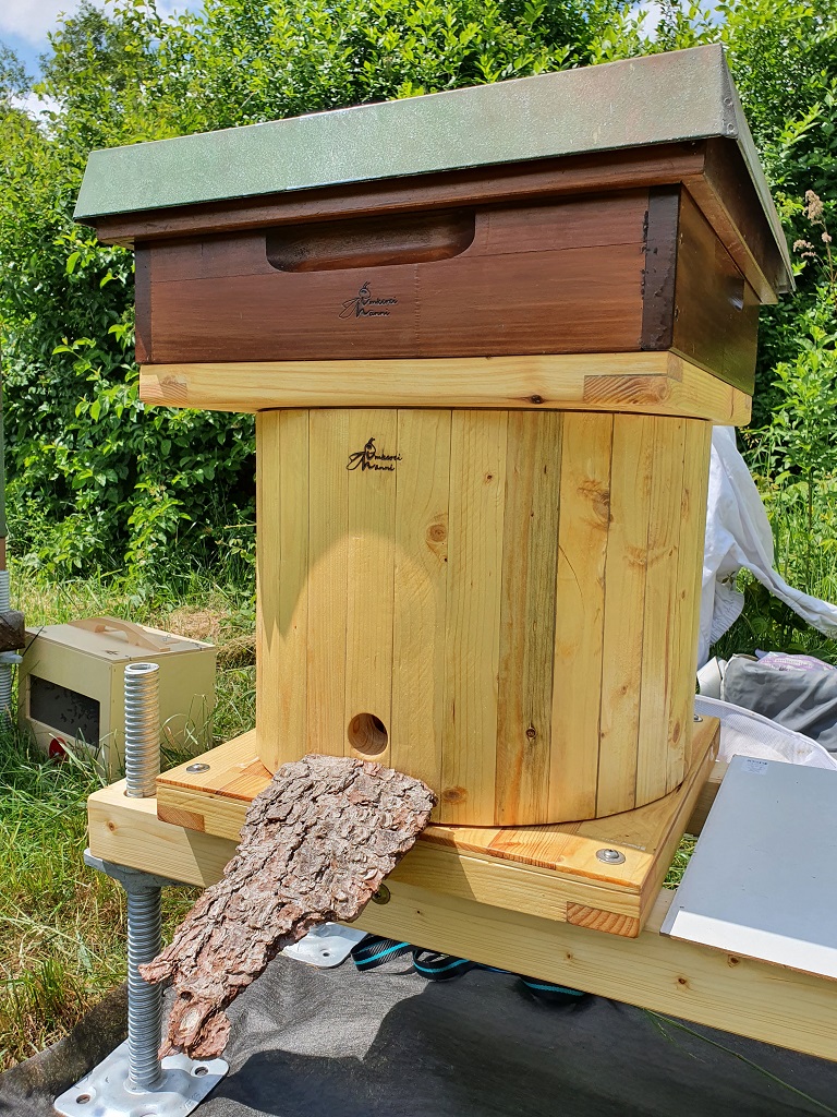 Bienen laufen in Hännis-Bienen-Turm ein.